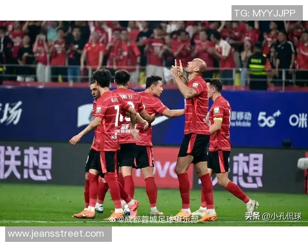 津门虎国脚即将加盟成都蓉城球迷热切期待新赛季表现